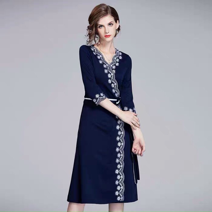 Đầm Thêu Viền Cột Eo - HN957